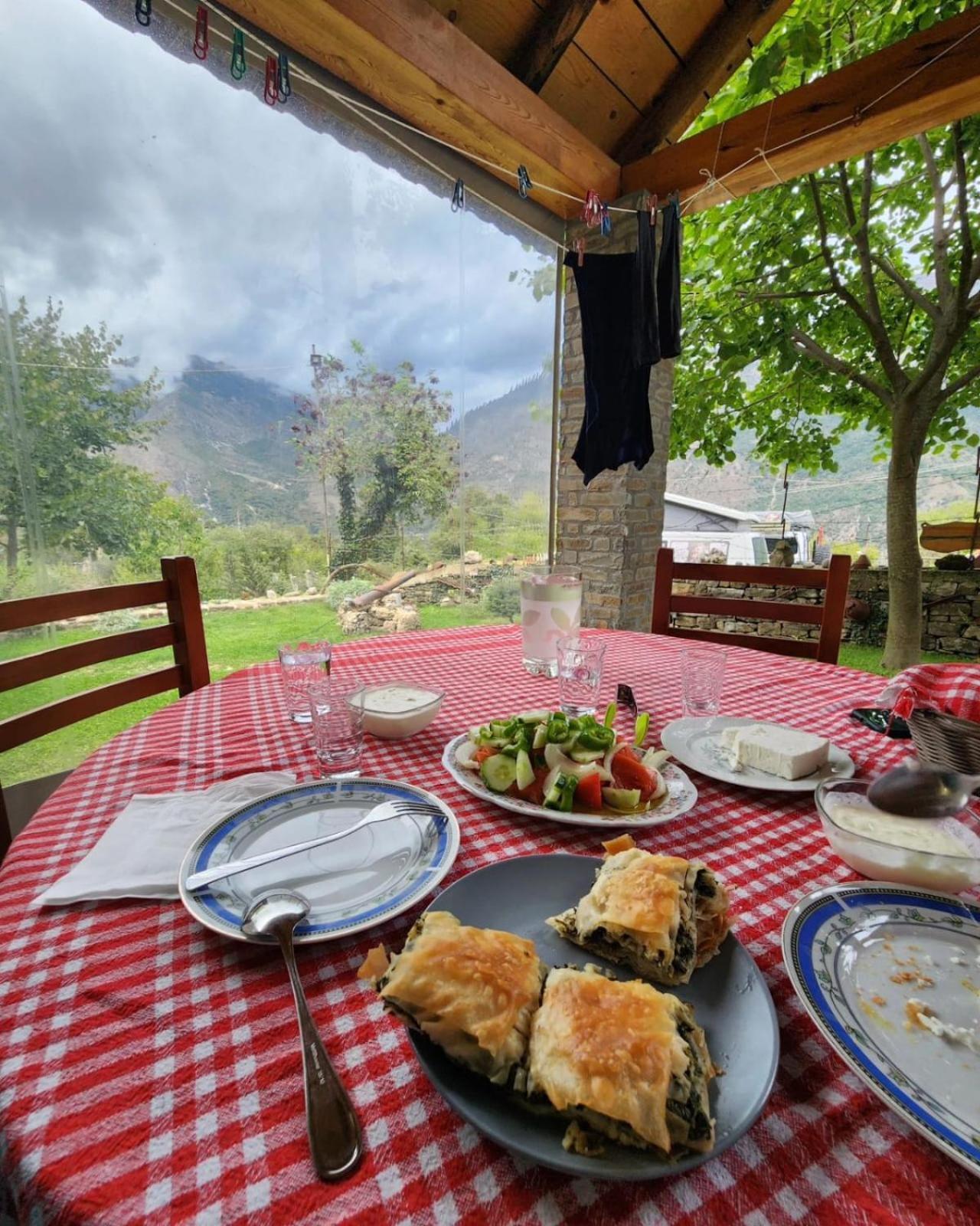 Bujtina Peshtan Guesthouse&Camping Tepelene Buitenkant foto
